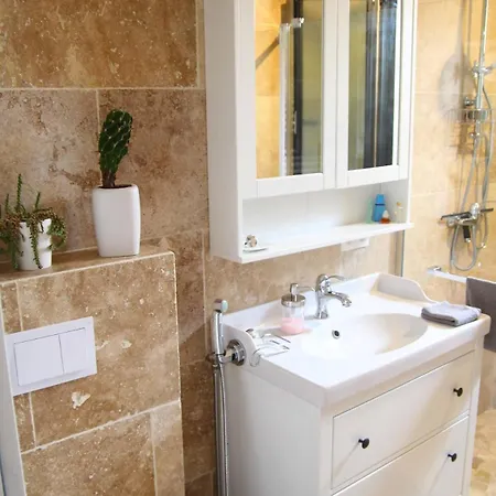 Family With Garden, Pool And Within Walking Distance *