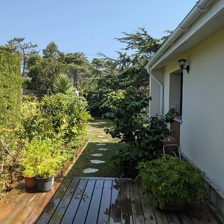 Family With Garden, Pool And Within Walking Distance Holiday home *